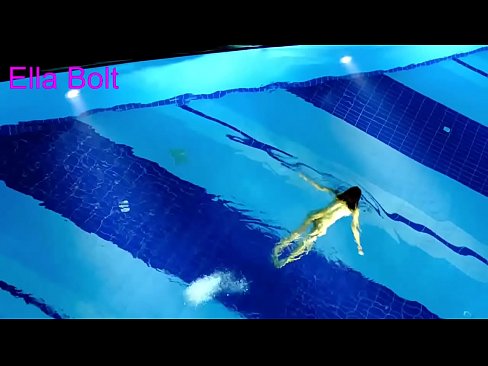 ❤️ Saya tidak bisa berhenti menonton, pirang muda tertangkap basah berenang di kolam resor ELLA BOLT ❤❌ Video porno pada kami ❤